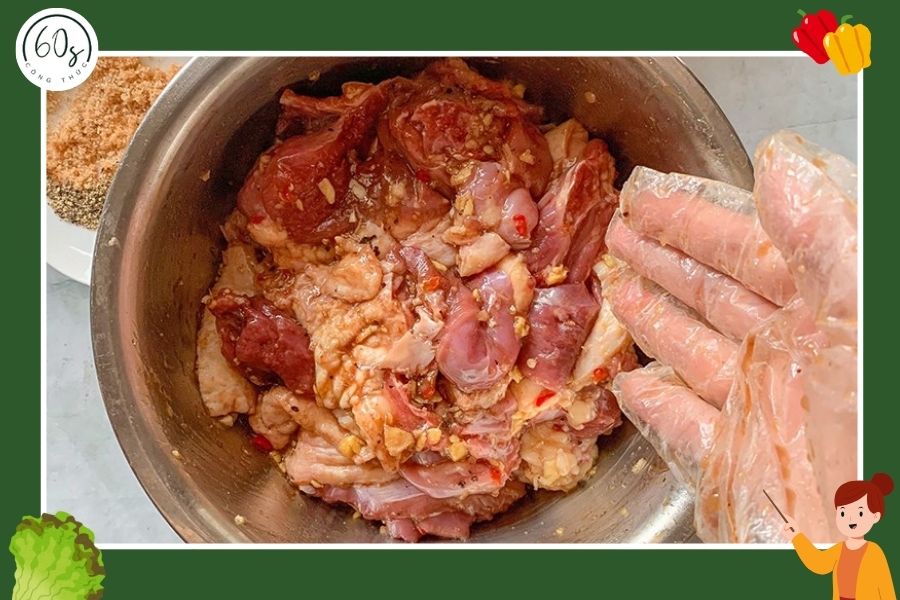 trộn đều thịt ngan cho ngấm gia vị